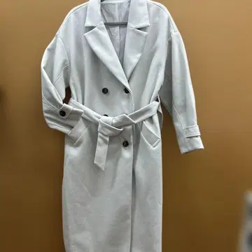 아이보리 비익 달린 롱 코트