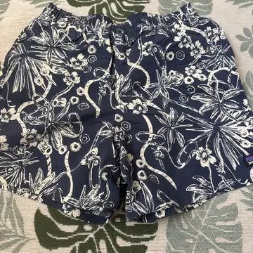 patagonia 꽃무늬 숏팬츠 L 네이비