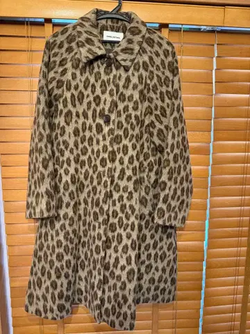 EMMEL REFINES 레오파드 무늬 스텐카라 코트