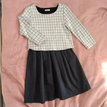 체크 무늬 상의와 플리츠 스커트의 원피스
