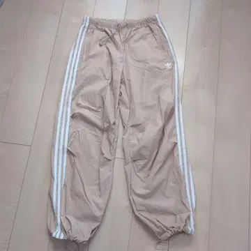 아디다스 오리지널 우븐 파라슈트 팬츠 사이즈 M 베이지