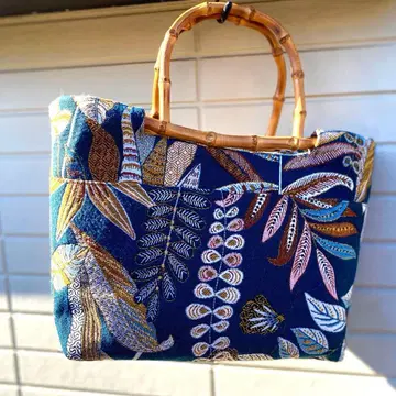 선명한 그린과 대담한 꽃무늬, 와에도 양에도 어울리는 가로 핸드백