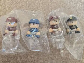나란히 서는 가챠가챠 비지터 피규어 4체 세트