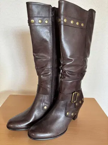 브라운 가죽 롱 부츠 스터드 포함