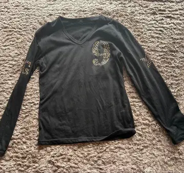 버닝스 쇼 블랙 V넥 긴팔 티셔츠 시크 스타일