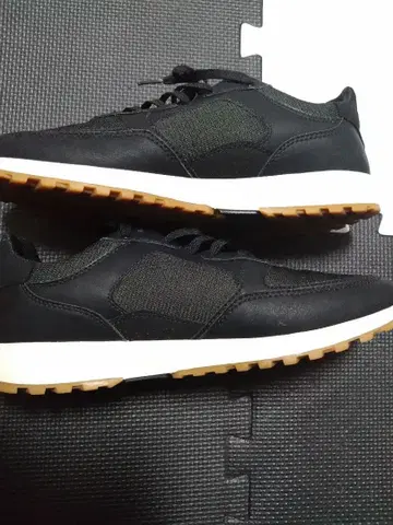 CLAE 블랙 스니커즈