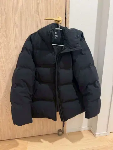 유니클로 심리스 다운 파카 M 사이즈