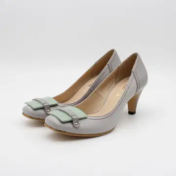 새상품 BARCLAY 천연 가죽 버클 모티브 펌프스(22cm 2E)