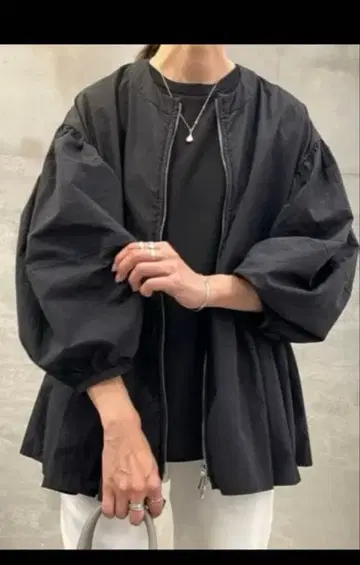 비어즐리 26400엔 페플럼 지퍼 블루종