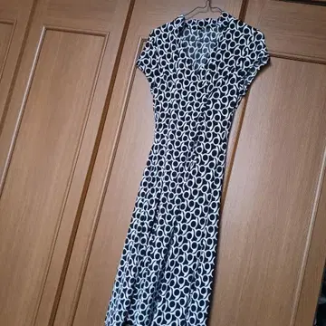 블랙과 화이트의 원형 무늬 반팔 랩 원피스