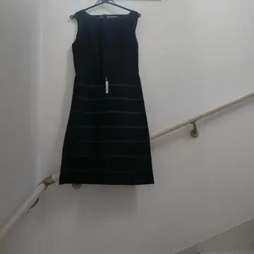 블랙 슬리브리스 무릎 기장 원피스