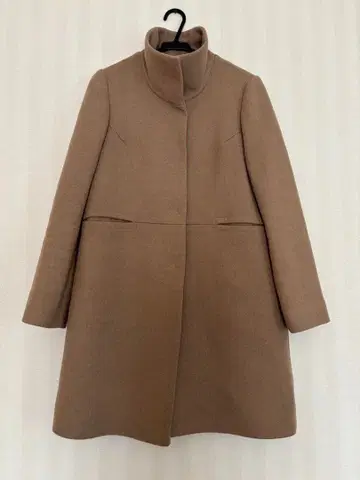 베이지 A라인 코트 플라워 버튼