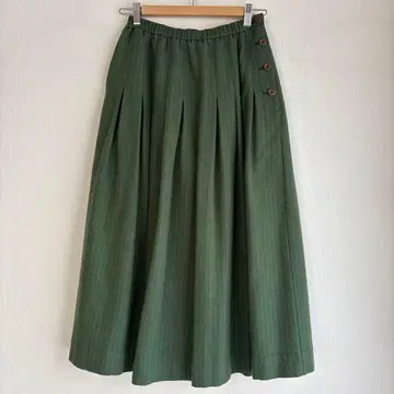 따뜻하고 버튼이 귀여운 스커트