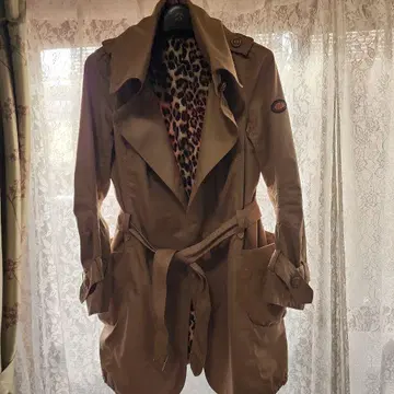 베이지 트렌치코트 안감만 레오파드 무늬
