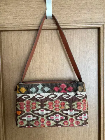 킬림과 가죽 핸드백