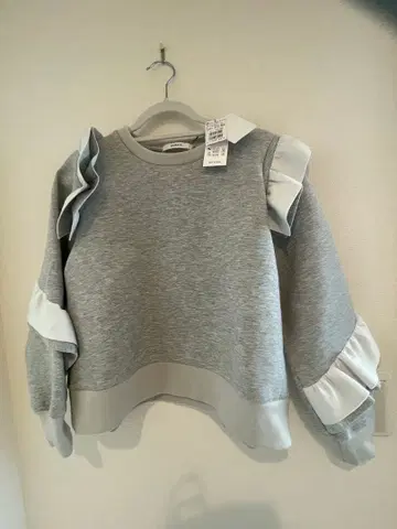 프릴 달린 그레이 맨투맨