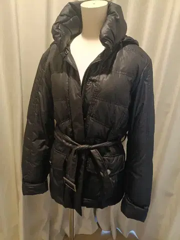 블랙 다운 자켓 후드 부착 벨트 부착 사이즈 L
