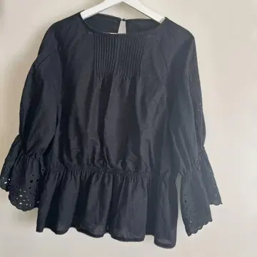 M ila Owen 미라 오웬 긴팔 레이스 소매 블라우스 블랙