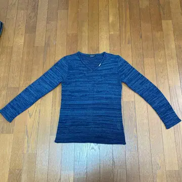 스트라 라지오 네이비 V넥 니트