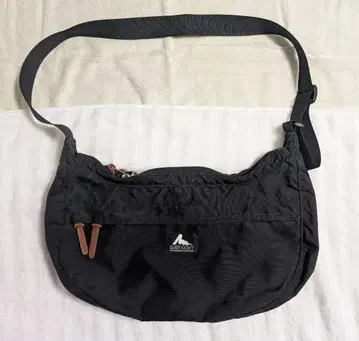 그레고리 숄더백 새첼 M 블랙 구 로고