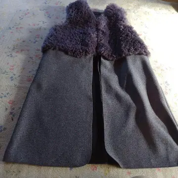 다크 그레이 퍼 옷깃 베스트