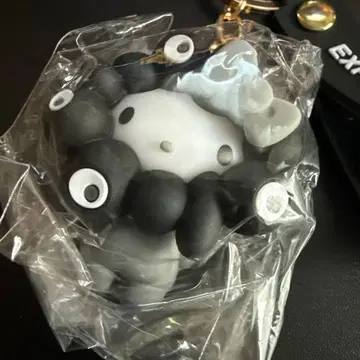 오사카 엑스포 헬로키티 산리오 키링 변신 미야쿠미야쿠 블랙