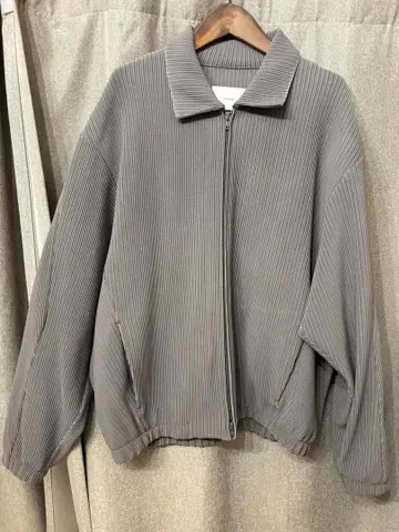 그라데이션 플리츠 트위스트 슬리브 집 재킷