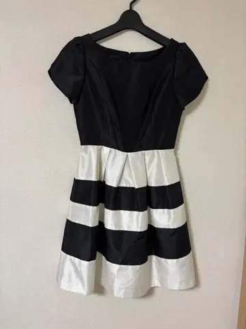 블랙과 화이트 스트라이프 반팔 원피스 사이즈 2