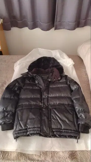 유니클로 다운 자켓 후드 부착 블랙