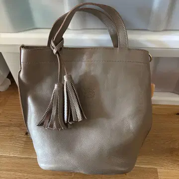 그레이 가죽 핸드백 태슬 포함