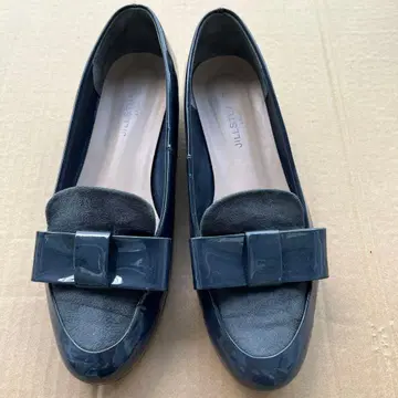 질스튜어트 천연 가죽 에나멜 x 스웨이드 리본 로퍼 네이비 24.5cm