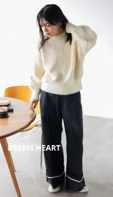 BEAMS HEART 샤기 부클레 니트 아이보리 원사이즈