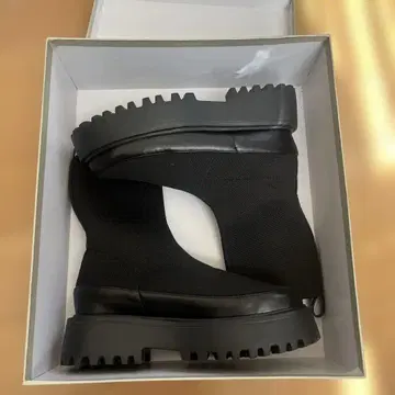 ODDTTE E ODILE 블랙 사이드 고어 부츠 통굽