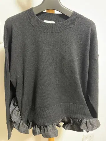 OHGA 도킹 프릴 니트 블랙