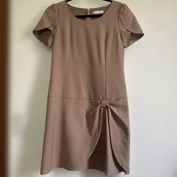 Feroux 베이지 반팔 무릎 기장 원피스