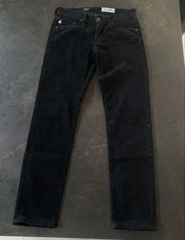 AGDenim AG데님 The Dylan 코듀로이 블랙