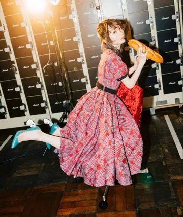 광기를 띠고 교차하는 오선 체크 원피스