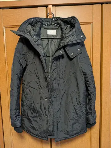 블랙 후드 부착 다운 자켓