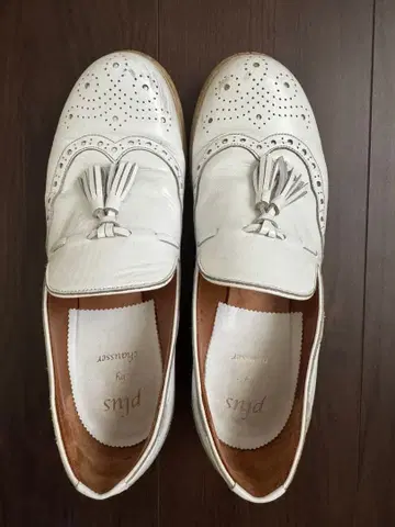 태슬 장식 화이트 가죽 로퍼