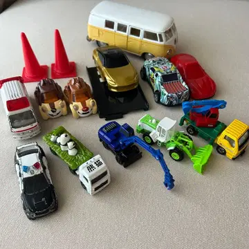 토미카 미니카 경찰차 버스 등 묶음 판매 하자품 (페인트 벗겨짐)