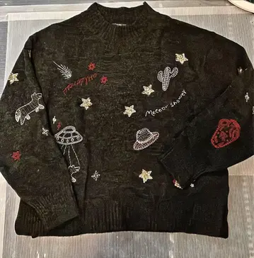 CUBE SUGAR 자수 스웨터