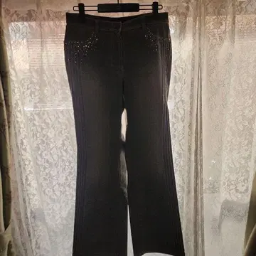 비쥬가 달린 그레이 캐주얼 팬츠