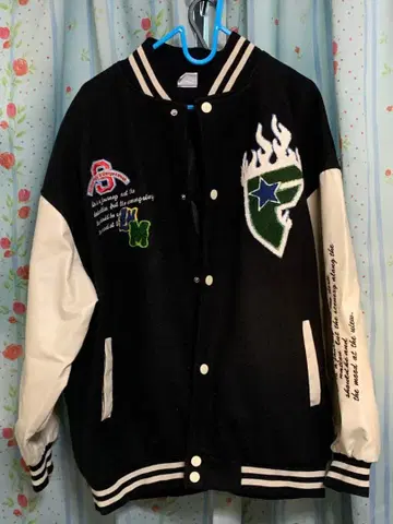 자수 디자인 바시티 자켓 블랙과 화이트