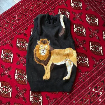 G.V.G.V. 라이온 자수 블랙 니트 베스트