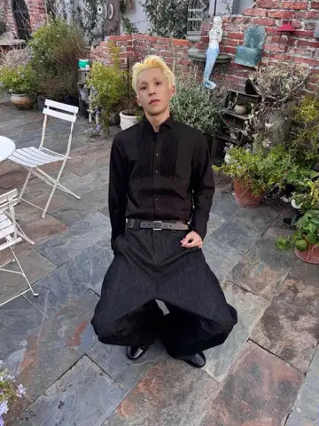 Slight Vogue 블랙 윙카라 플리츠 포멀 셔츠