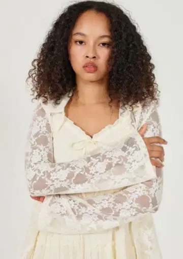 TINA:JOJUN 컷 레이스 시어 탑 (Ivory)