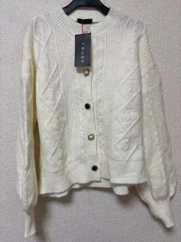 새상품 이번 시즌 TRUBE 케이블 니트 가디건 아이보리 화이트