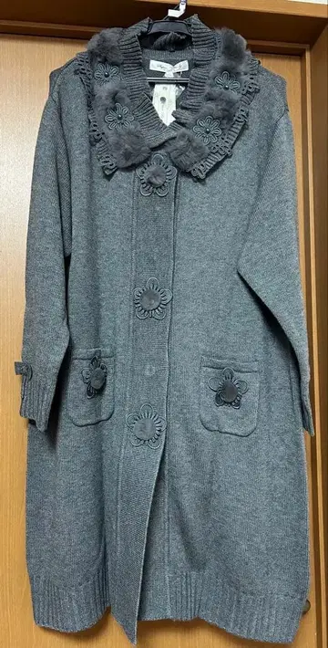 슈퍼 뷰티 미사용 새상품 꽃 모티브 그레이 니트 코트 44 사이즈