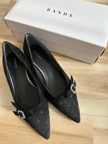 RANDA 비쥬 장식 블랙 펌프스