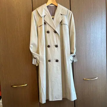 베이지 더블 브레스트 트렌치코트